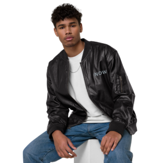 Uomo con giacca di pelle nera e jeans.