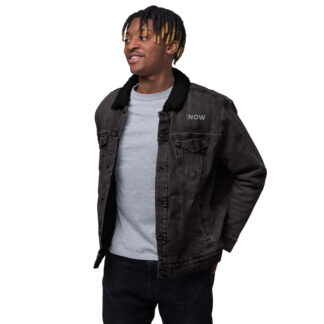 Homme en veste noire et jeans souriant