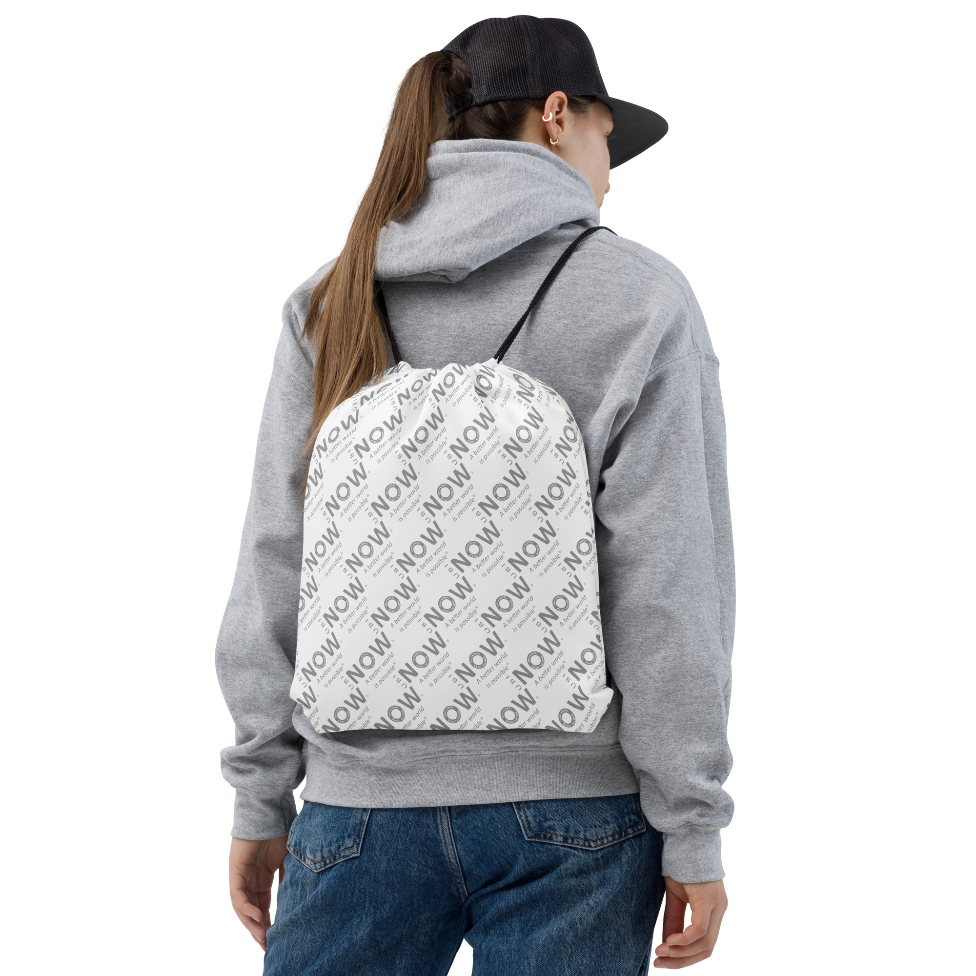 Femme avec un sac de sport UBI NOW à cordon de serrage