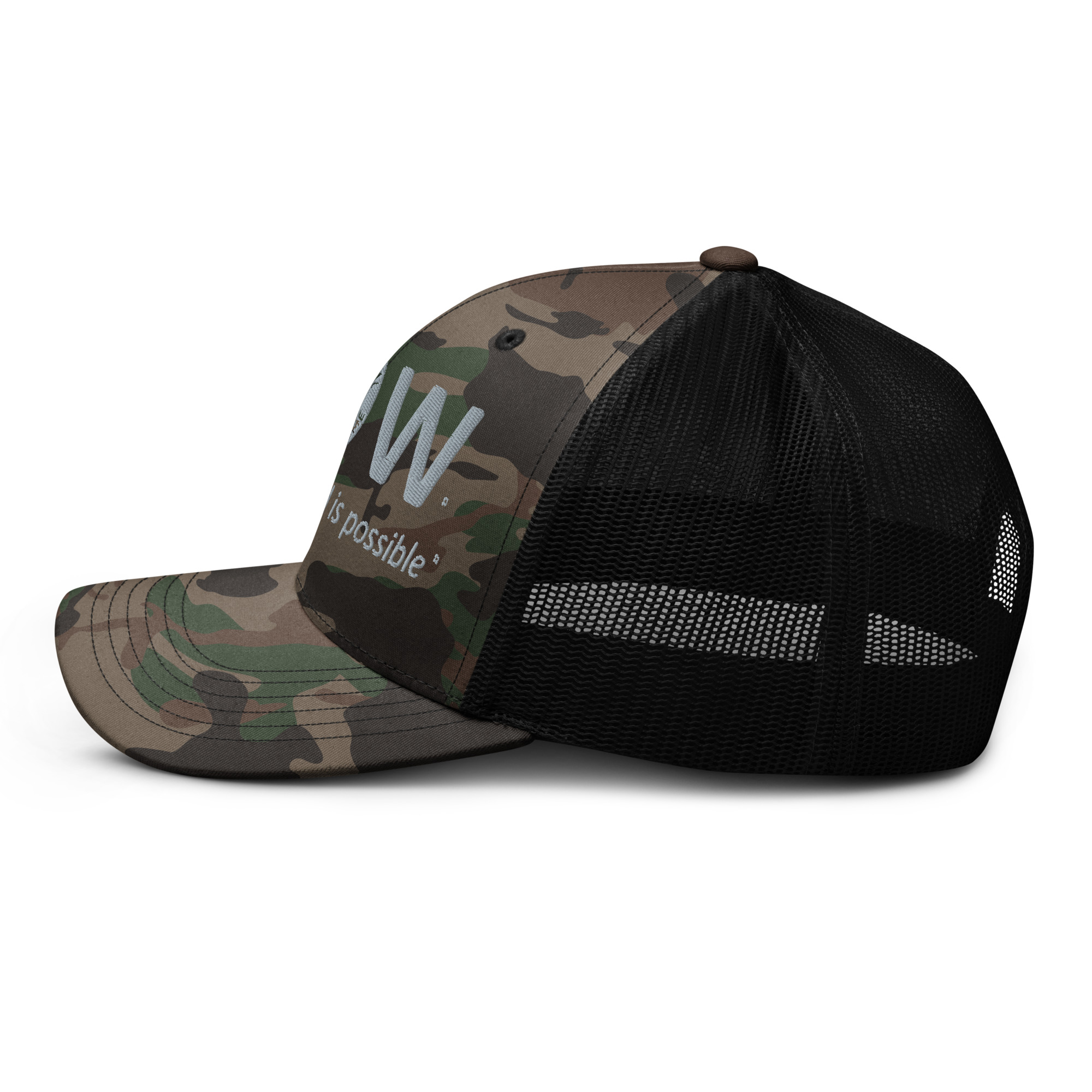 Gorra de béisbol de camuflaje con malla negra y logotipo blanco.