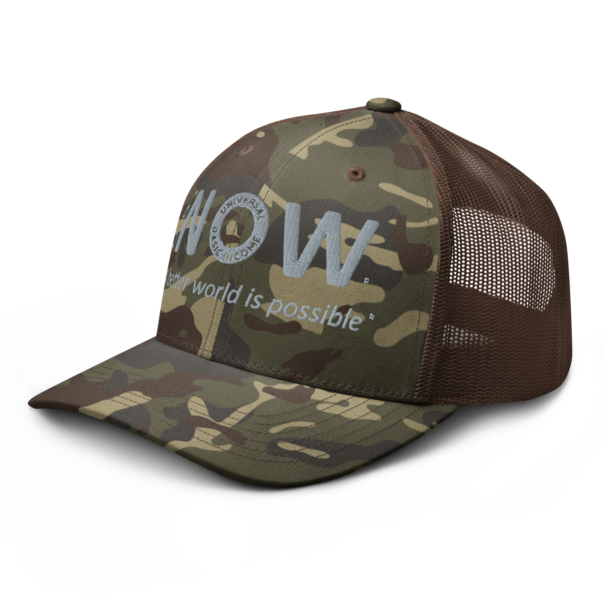 Gorra de camuflaje con parte trasera de rejilla y emblema "POW-MIA".