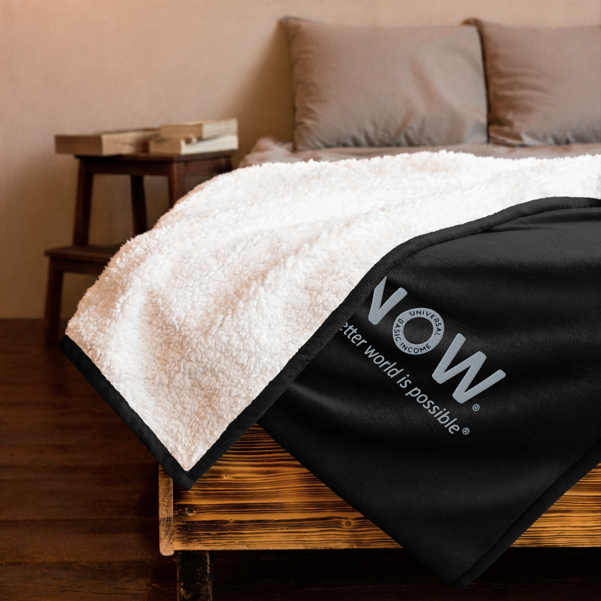 Luxuriöse schwarze und weiße Decke auf dem Bett mit Kissen.