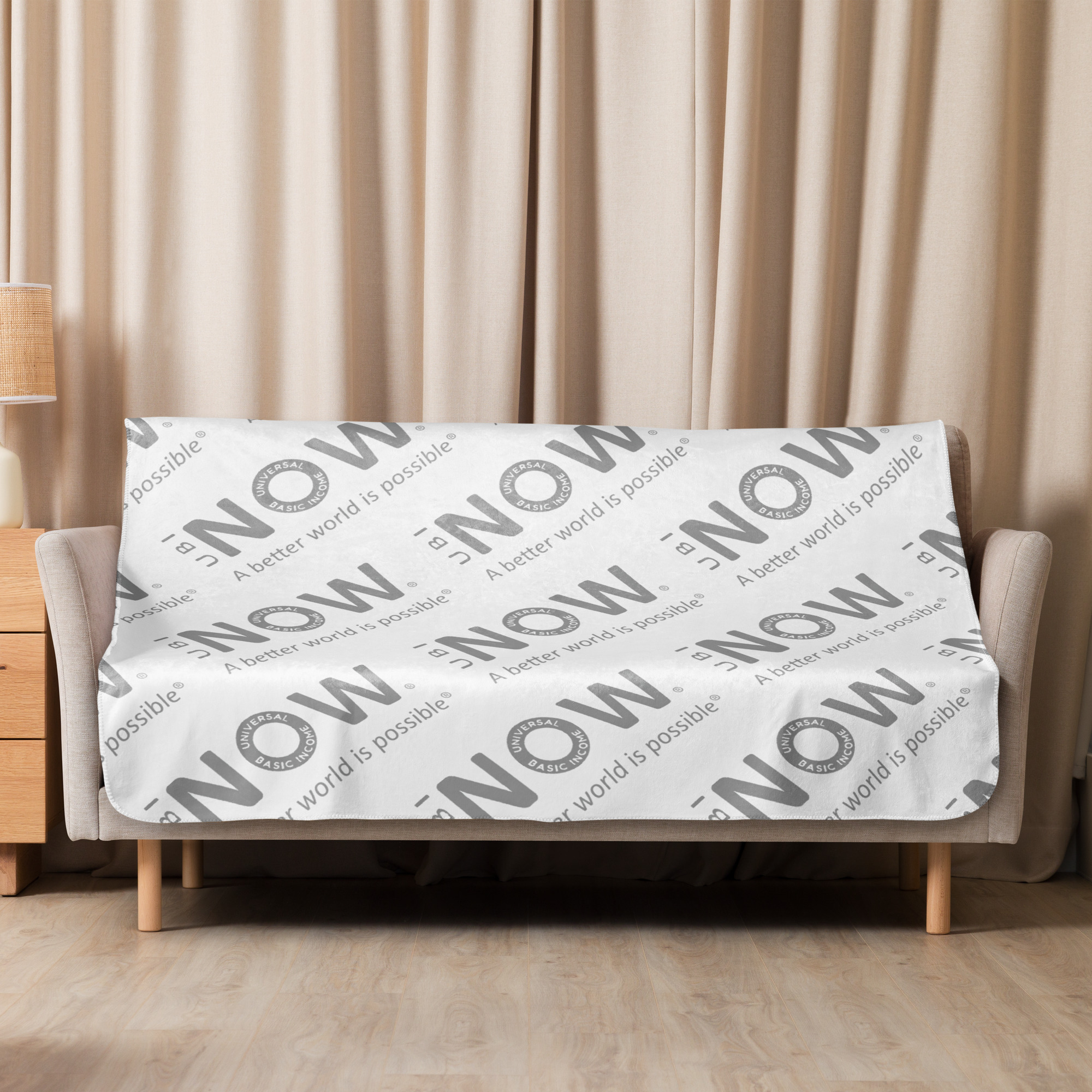 Coperta con una citazione motivazionale su un divano.
