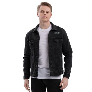 Uomo con giacca di jeans nera e maglietta bianca.