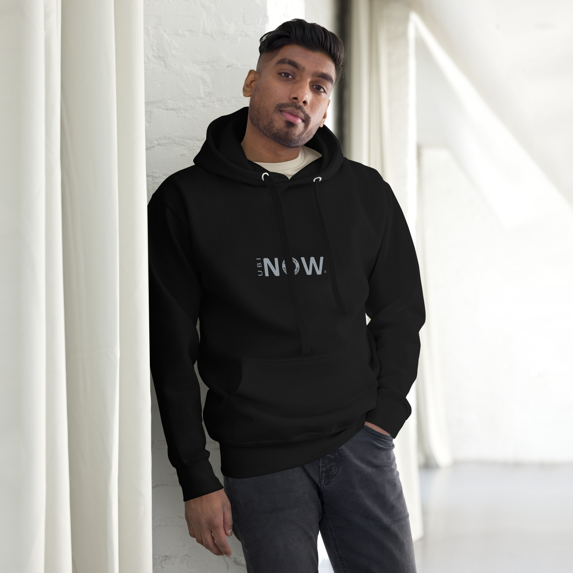 Hombre con sudadera negra premium de UBI NOW - Interni