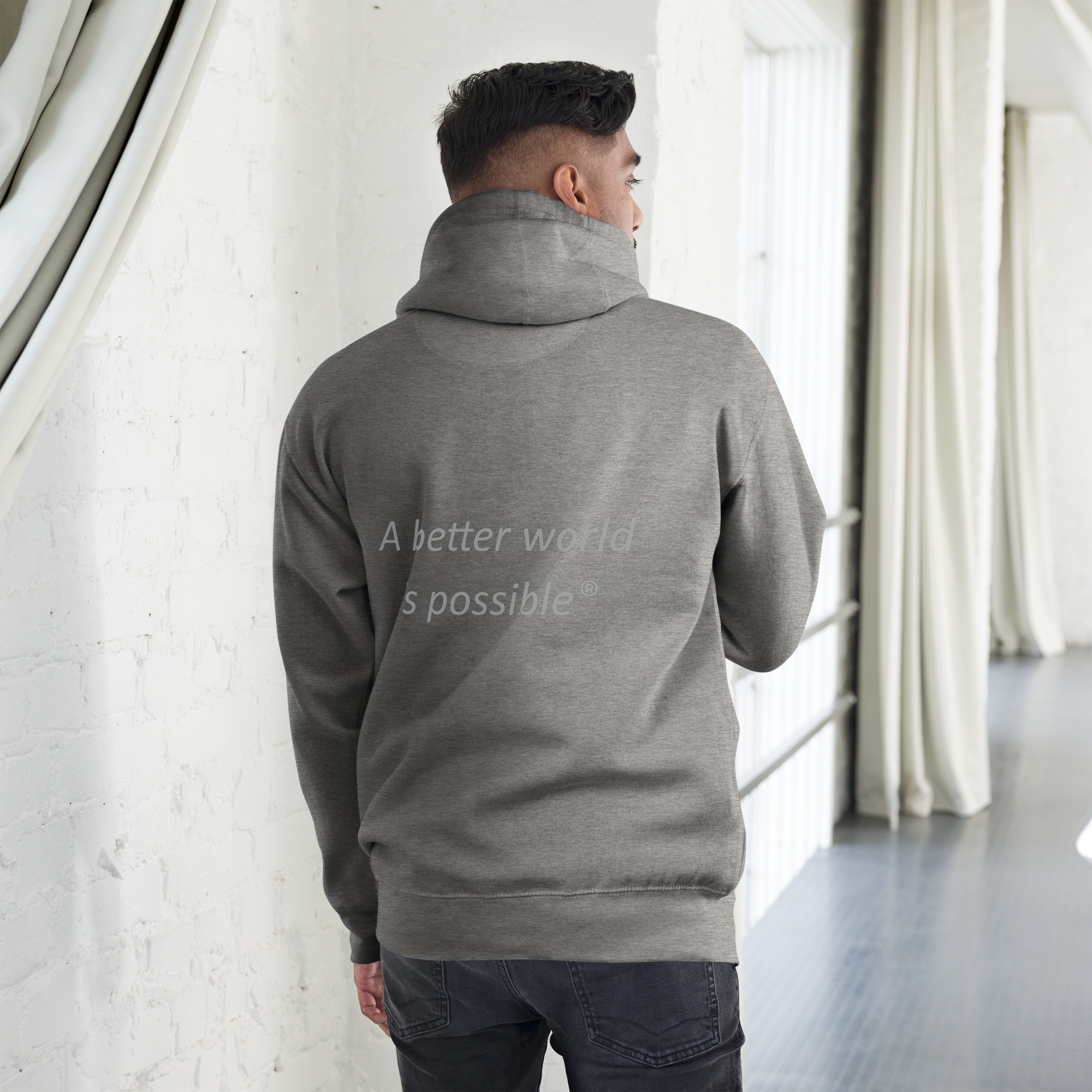 Hombre con sudadera con capucha y cita inspiradora