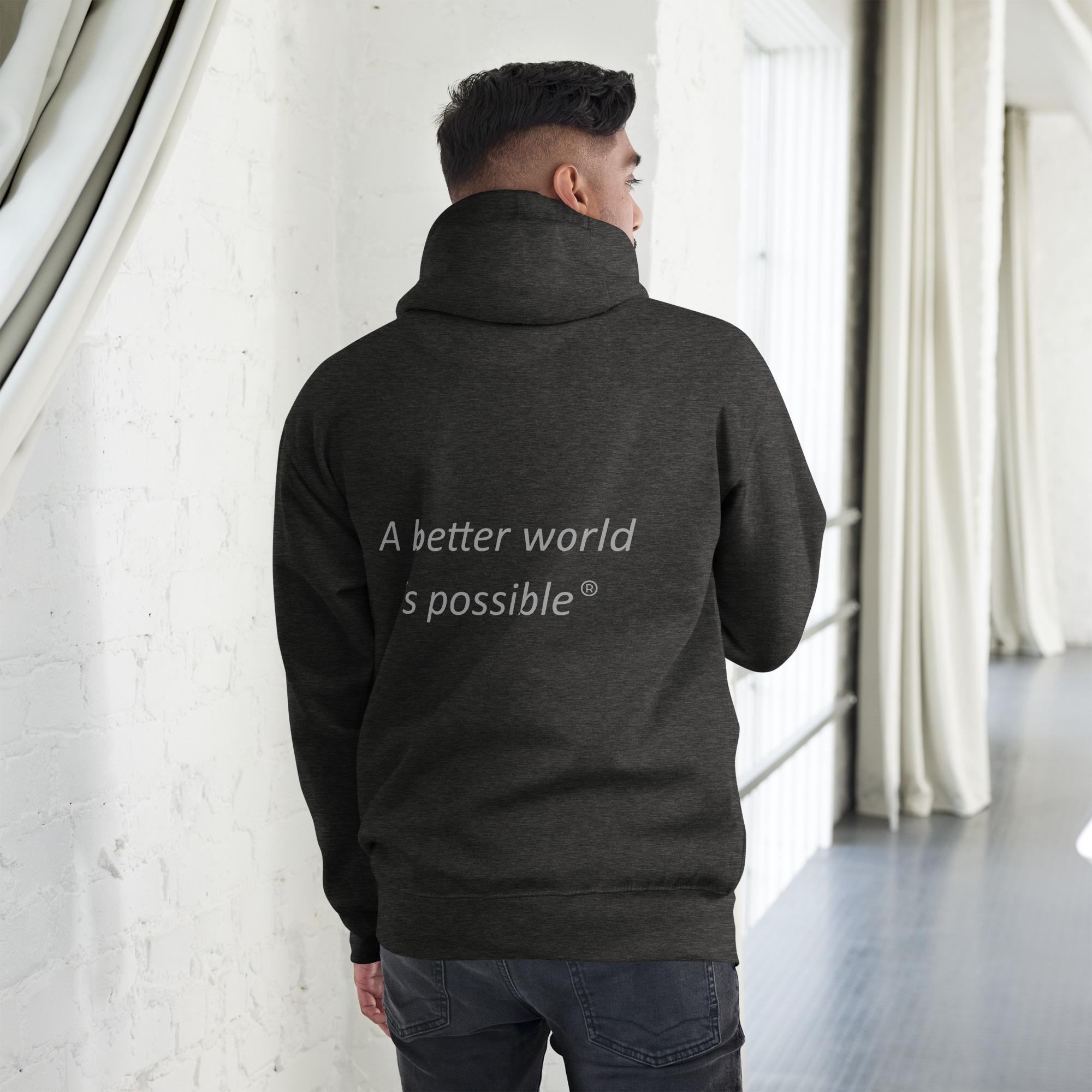 Hombre con sudadera y frase inspiradora
