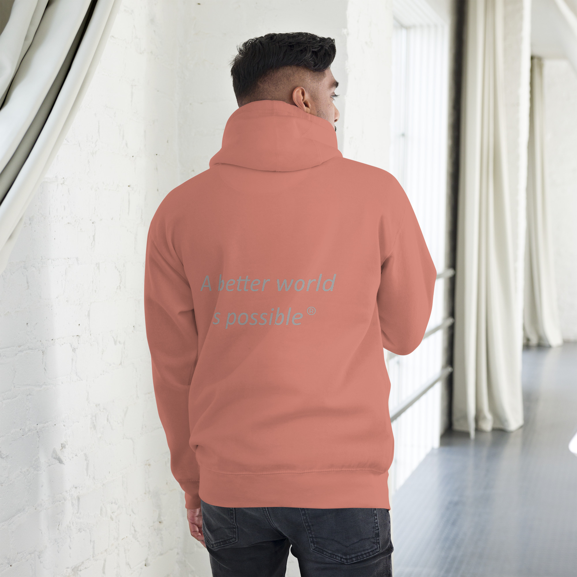 Hombre con sudadera coral y frase inspiradora.