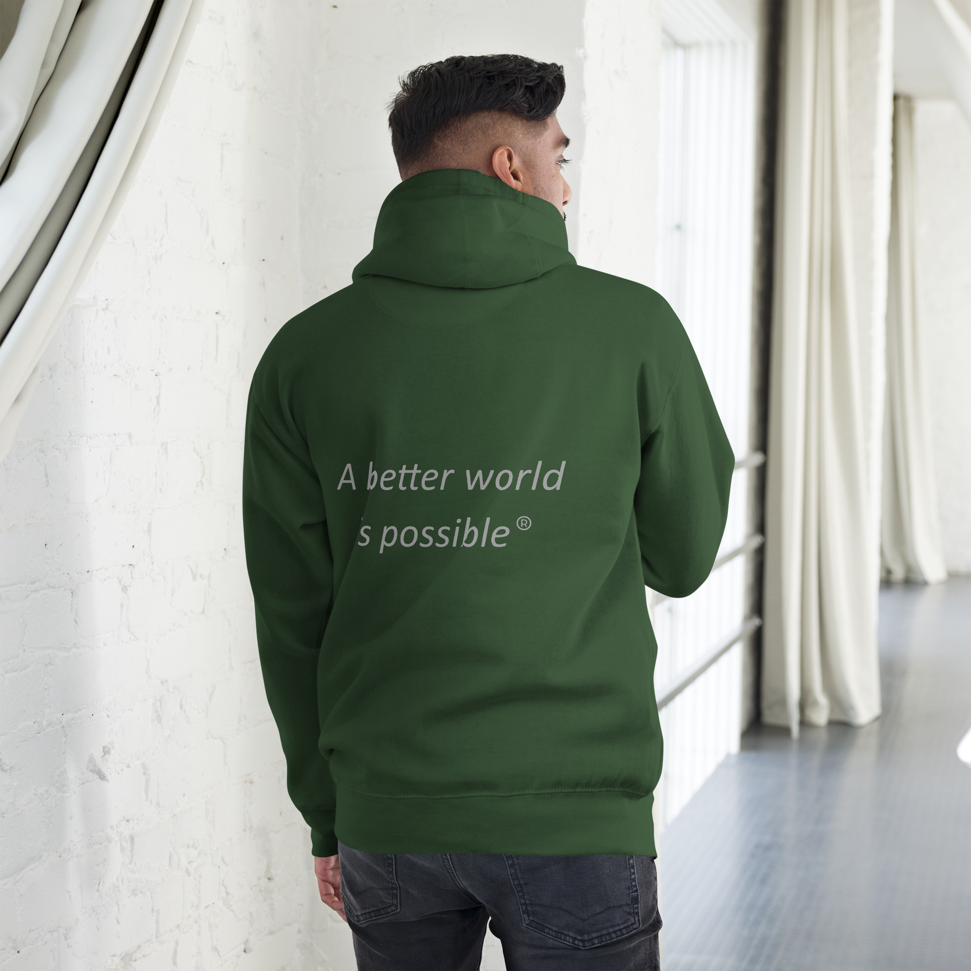 Hombre con sudadera verde y frase inspiradora.