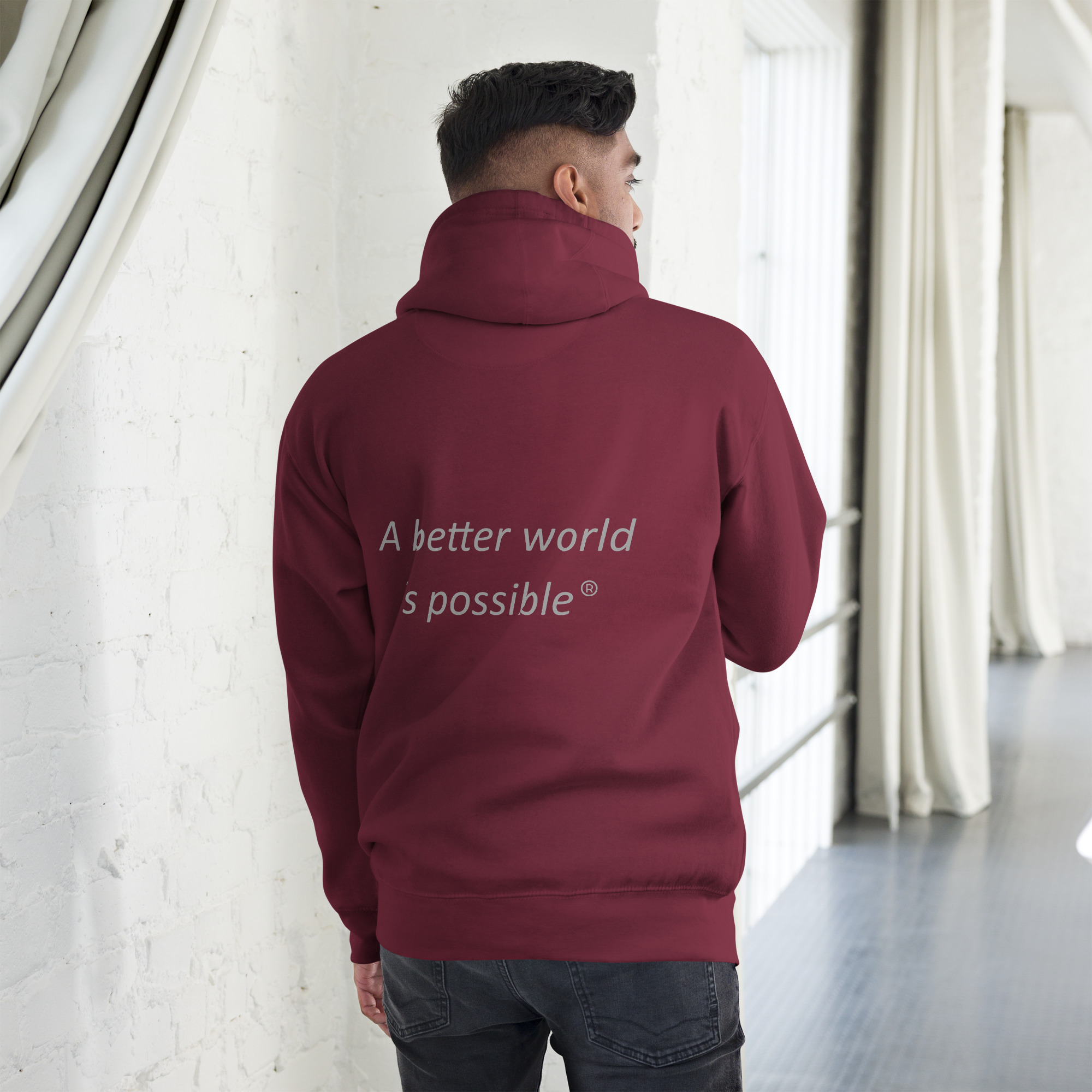 Hombre con sudadera con capucha granate y cita inspiradora.