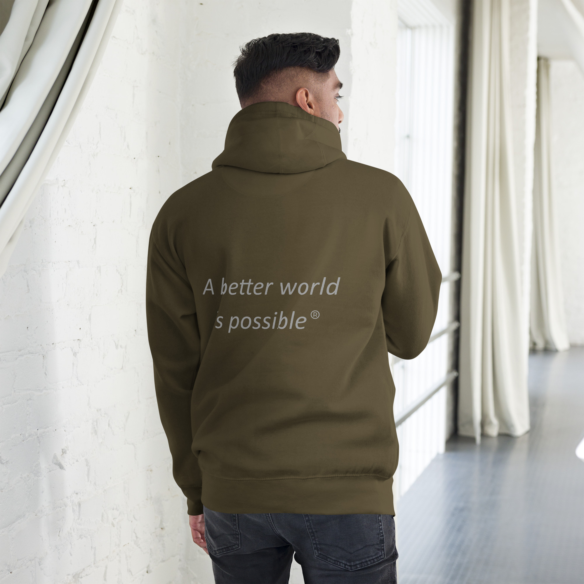 Hombre con sudadera y frase inspiradora
