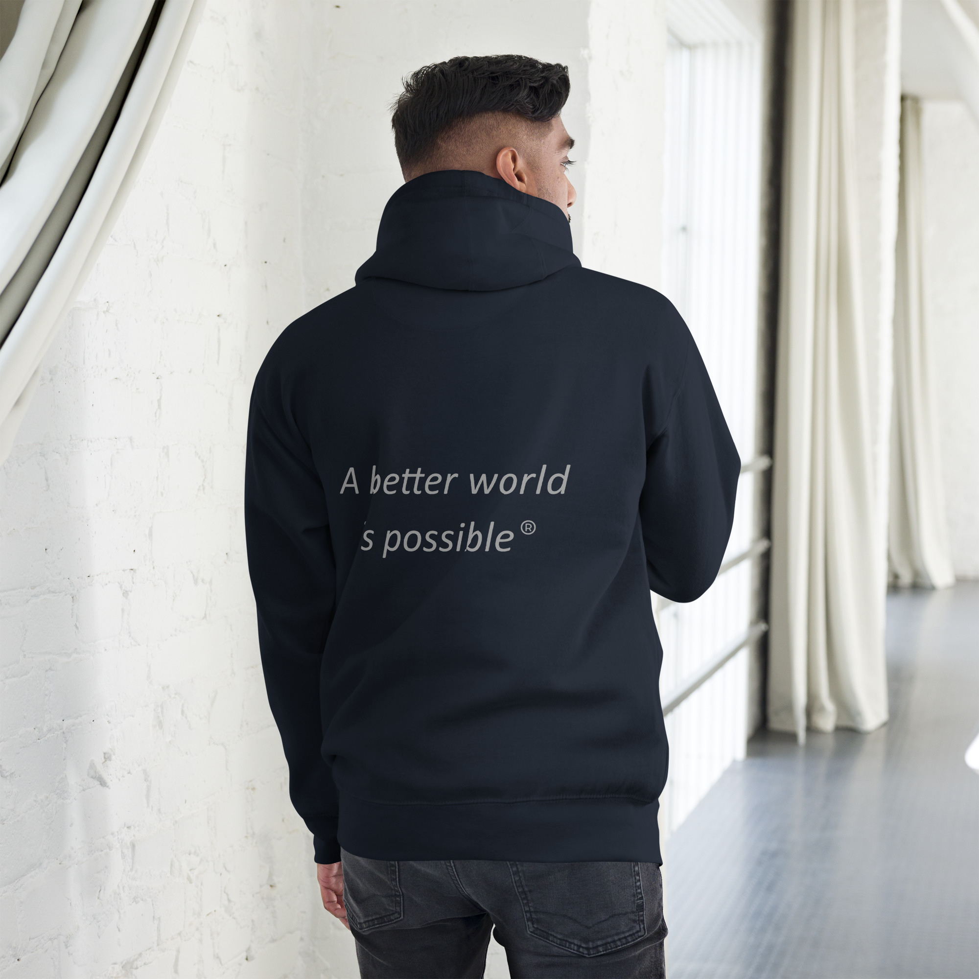 Hombre con sudadera con capucha y cita inspiradora.