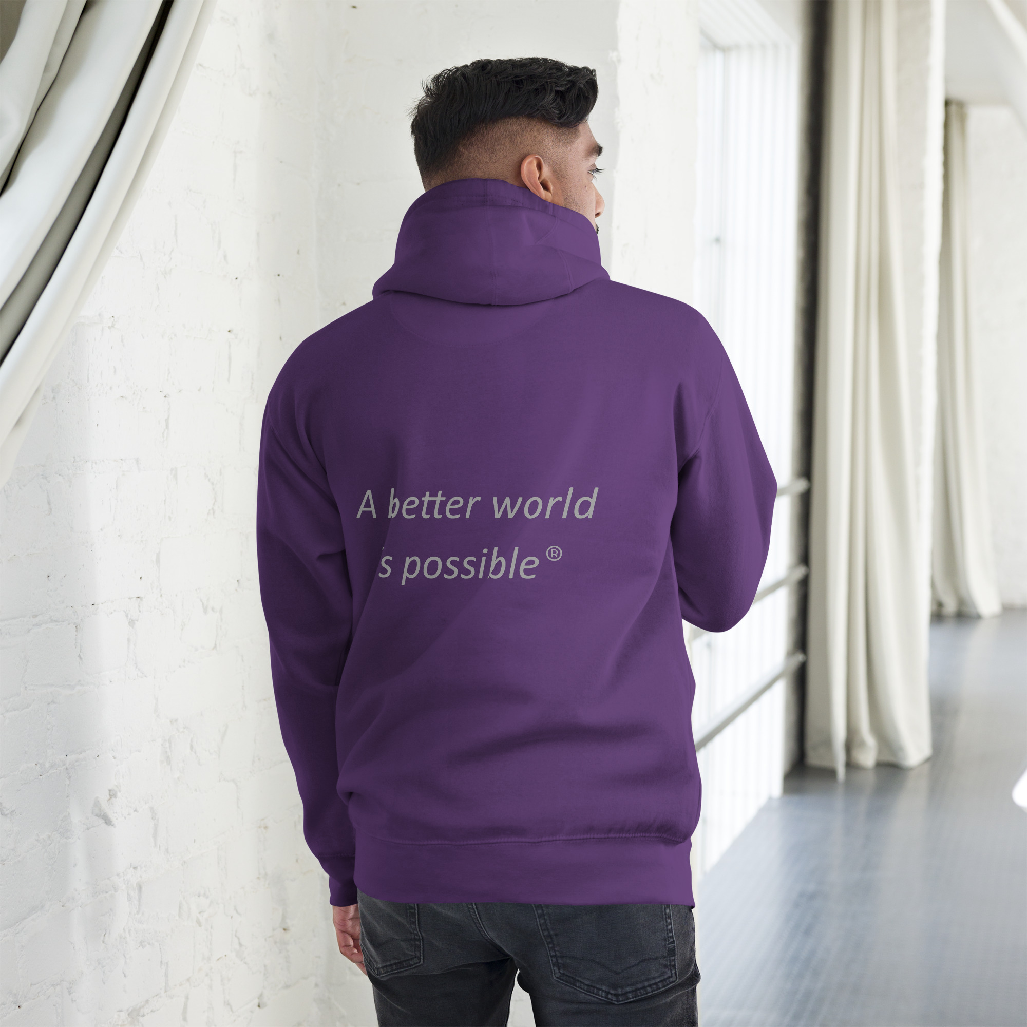 Hombre con sudadera morada de lema motivacional.