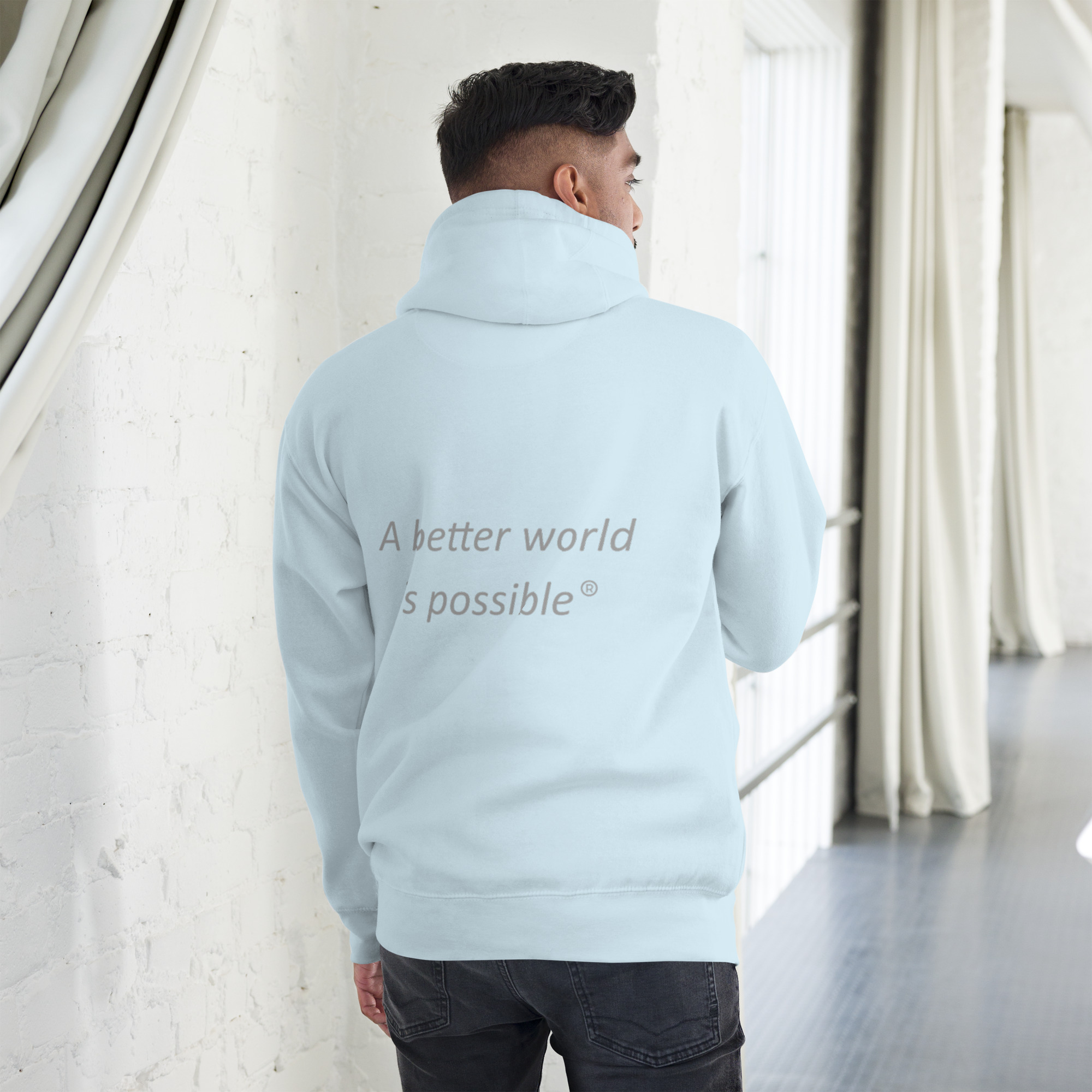 Hombre con sudadera con capucha de cita inspiradora en el interior.