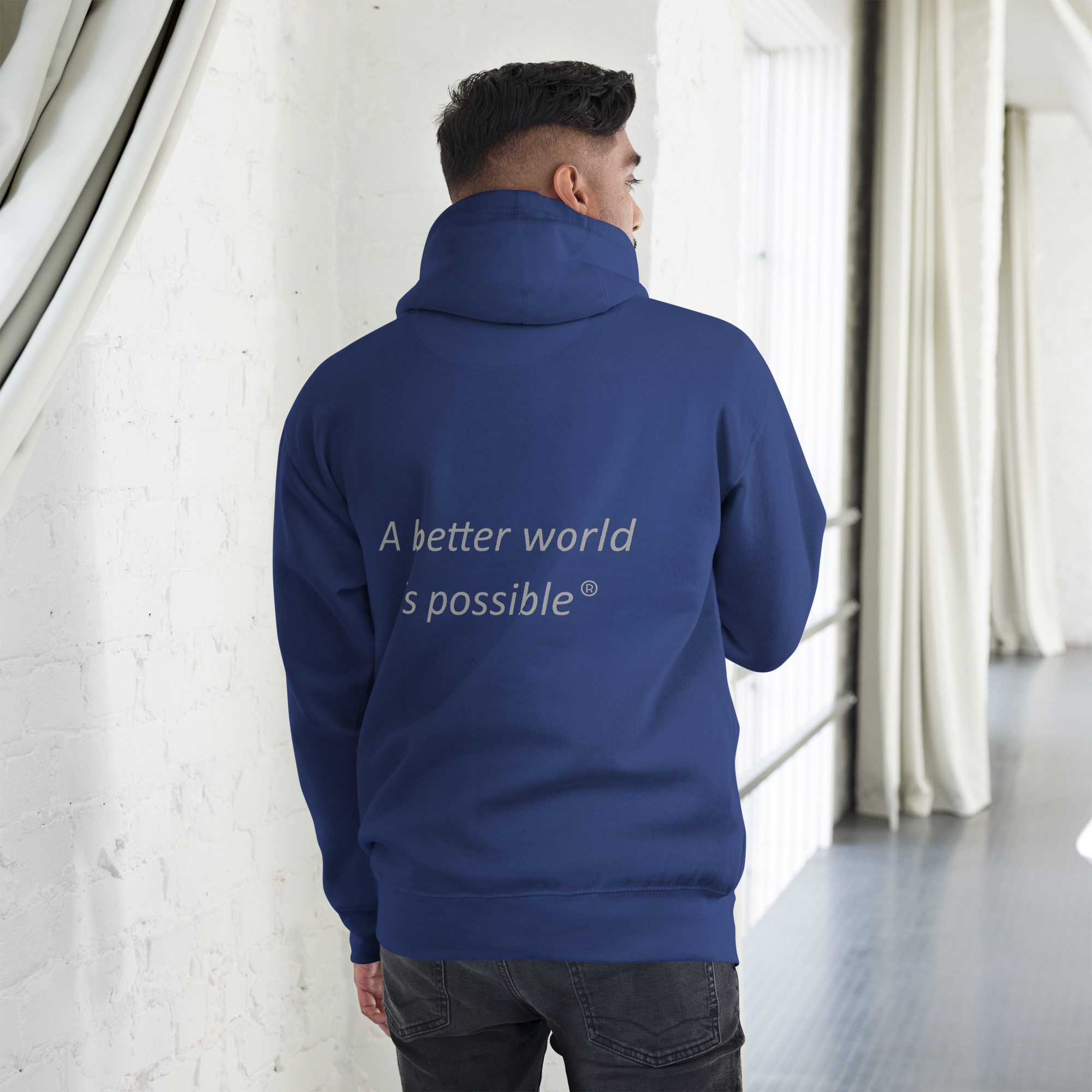 Hombre con sudadera con capucha azul y cita inspiradora.