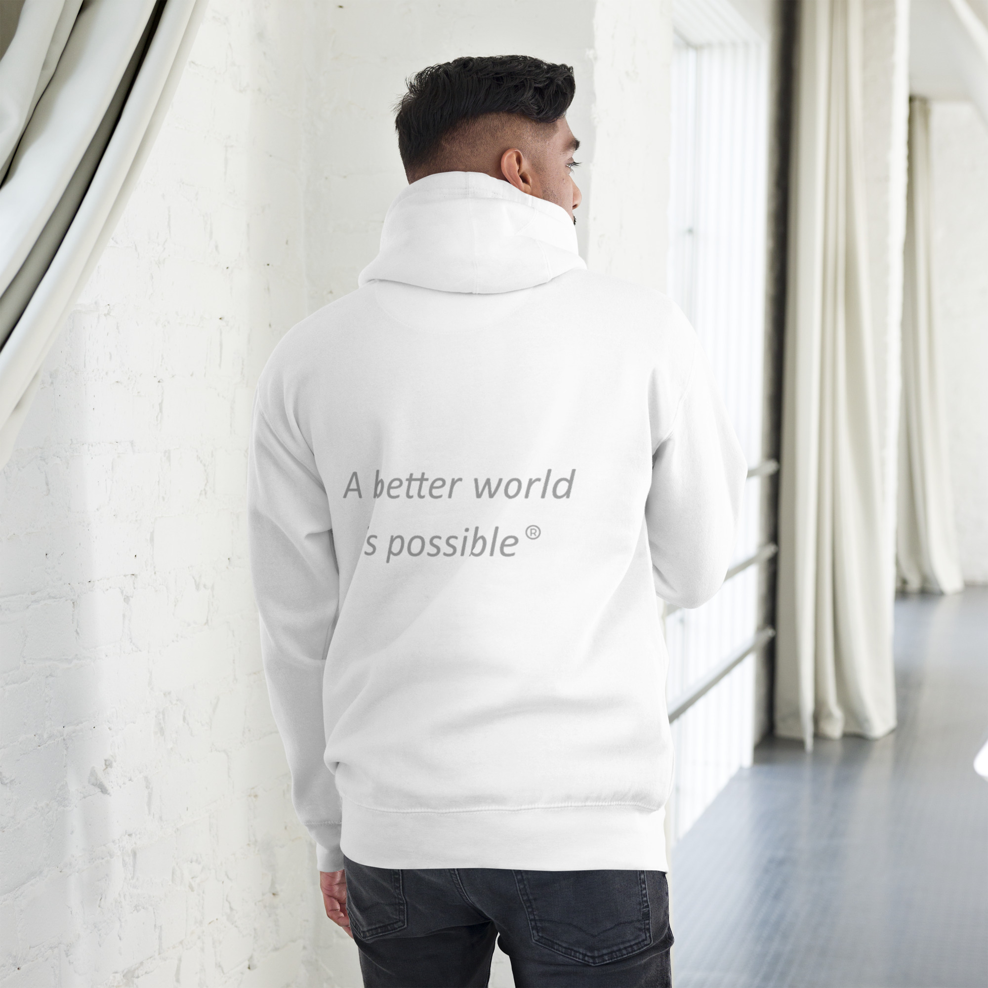 Hombre con sudadera blanca y frase inspiradora
