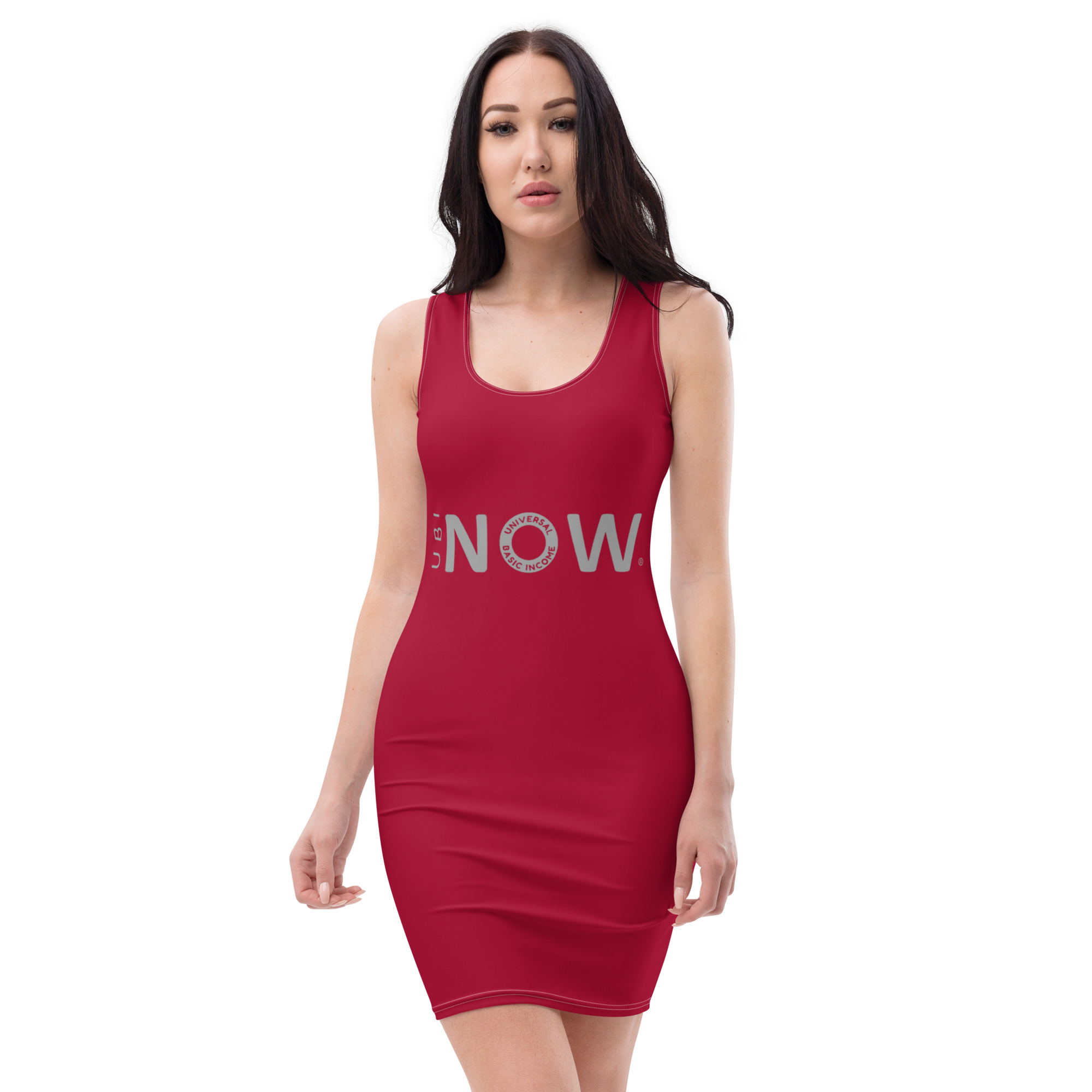 Femme en robe rouge sans manches, debout.