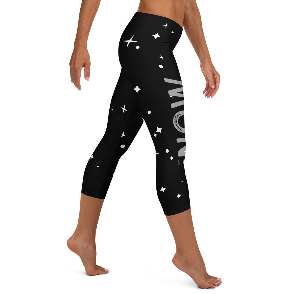 Femme portant un legging noir étoilé.