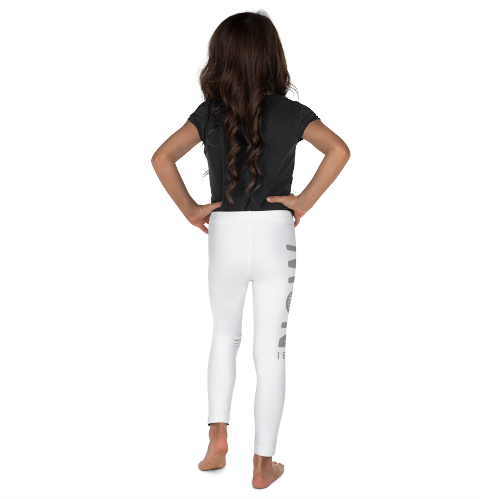 Donna in leggings bianchi e maglietta nera.