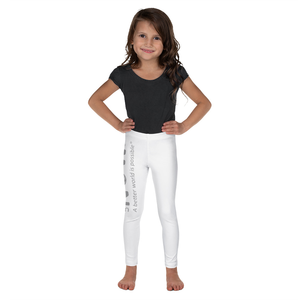 Bambino con maglietta nera e leggings bianchi.