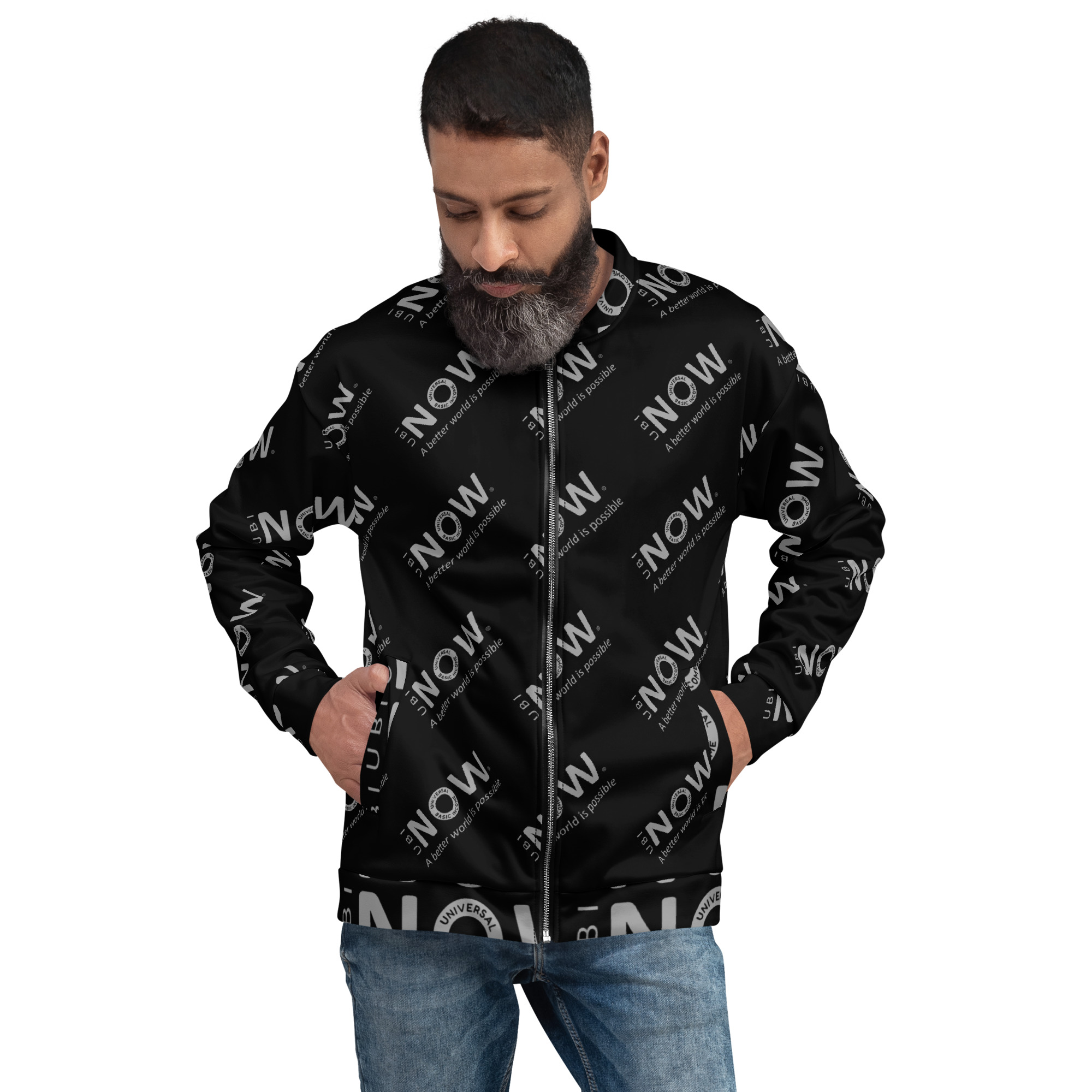 Uomo con giacca nera stampata e jeans.
