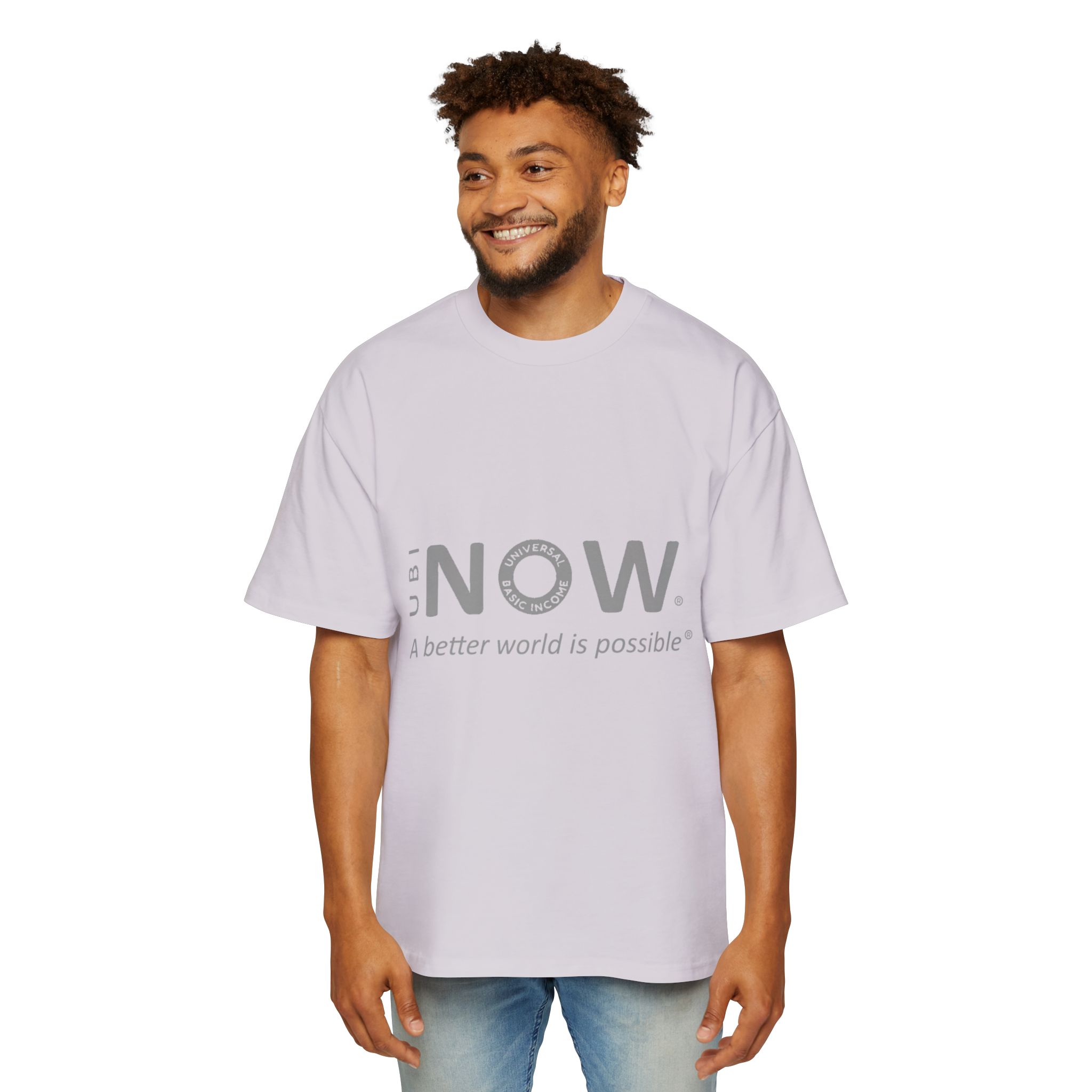 Modello con T-shirt UBI NOW - Stile streetwear etico
