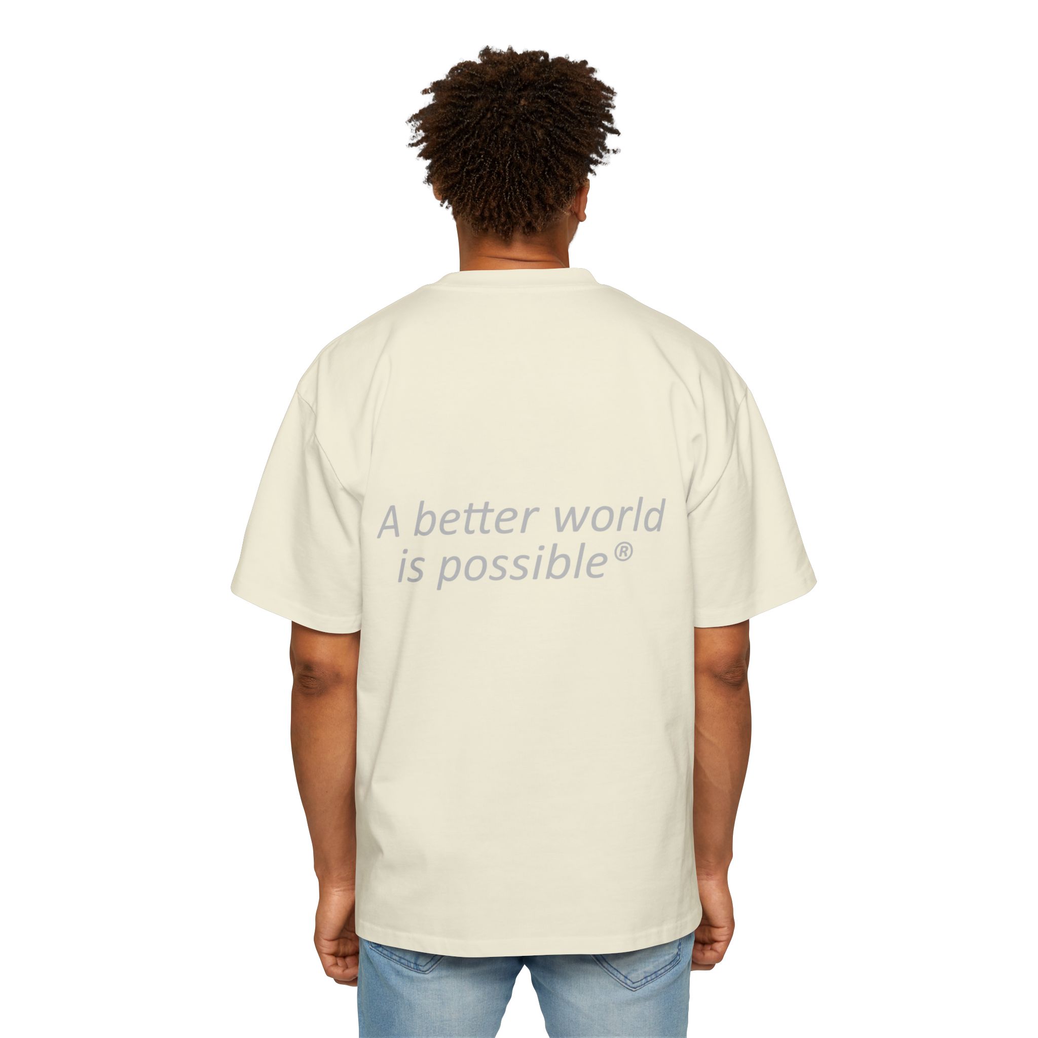Modello con T-shirt Heavyweight UBI NOW bianca